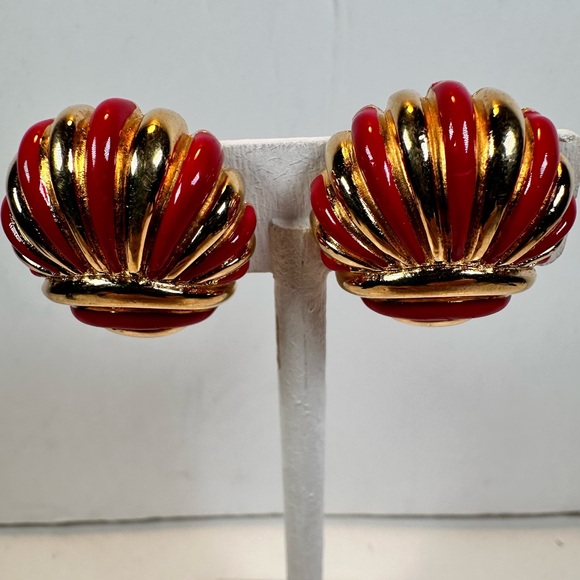 Vintage St. John gold tone red enamel shell clip on earrings - Picture 8 of 9